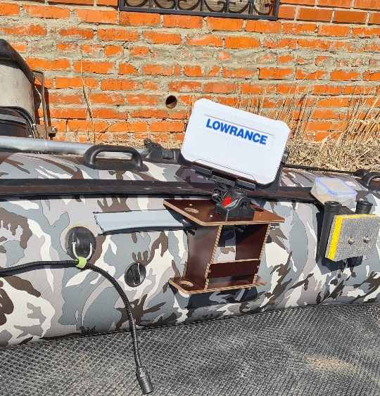 Стол для эхолота с держателем спиннингов